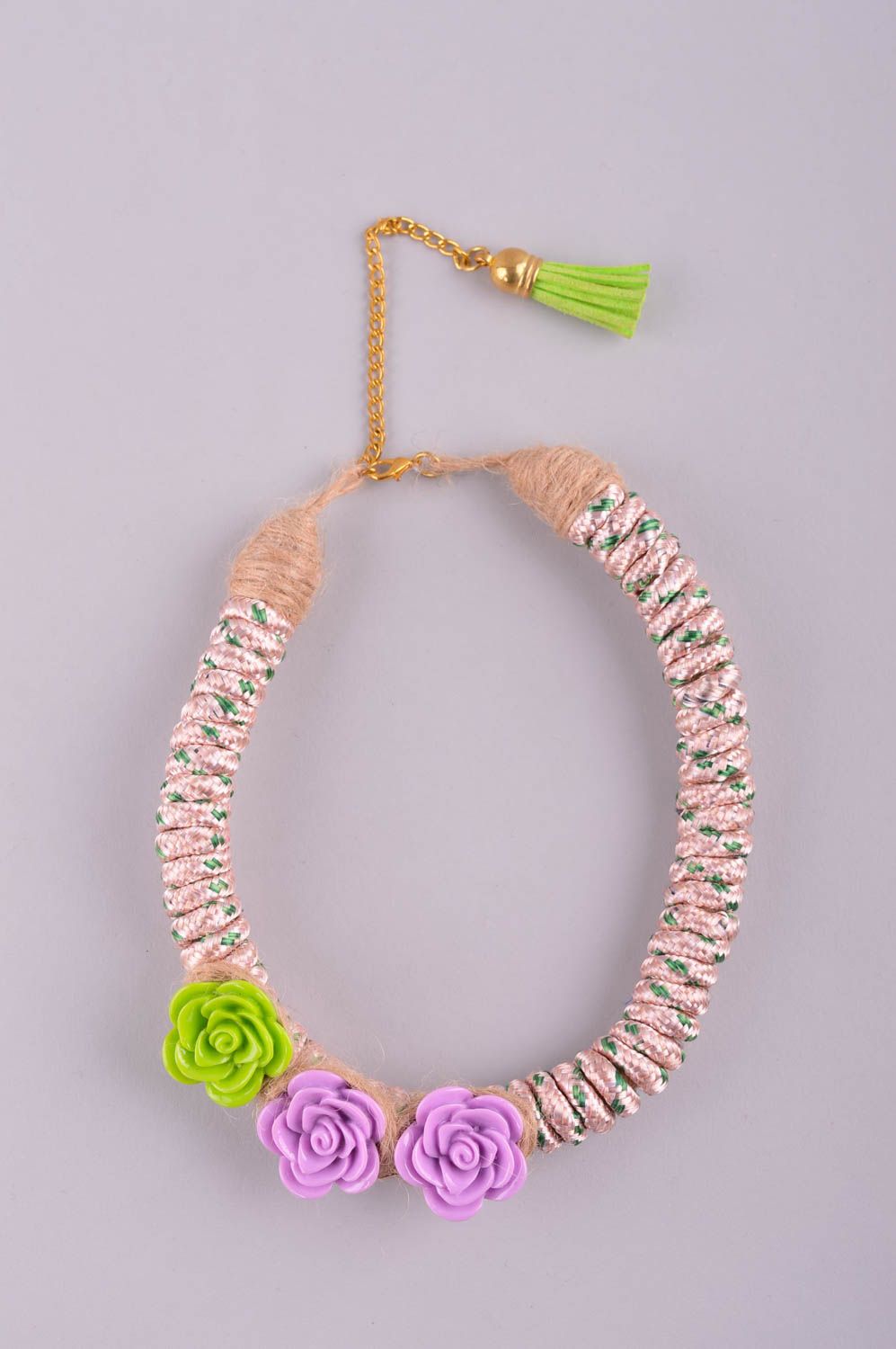 Collar artesanal de cuerda con flores bisutería fina accesorio femenino foto 2