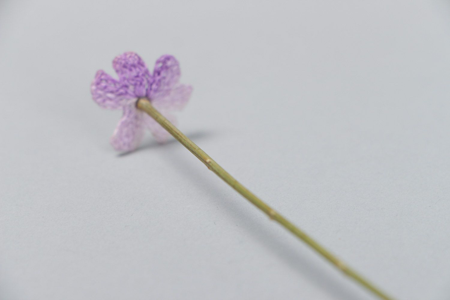 Fleur tricotée au crochet sur une tige d'acacia faite main décorative mauve photo 4