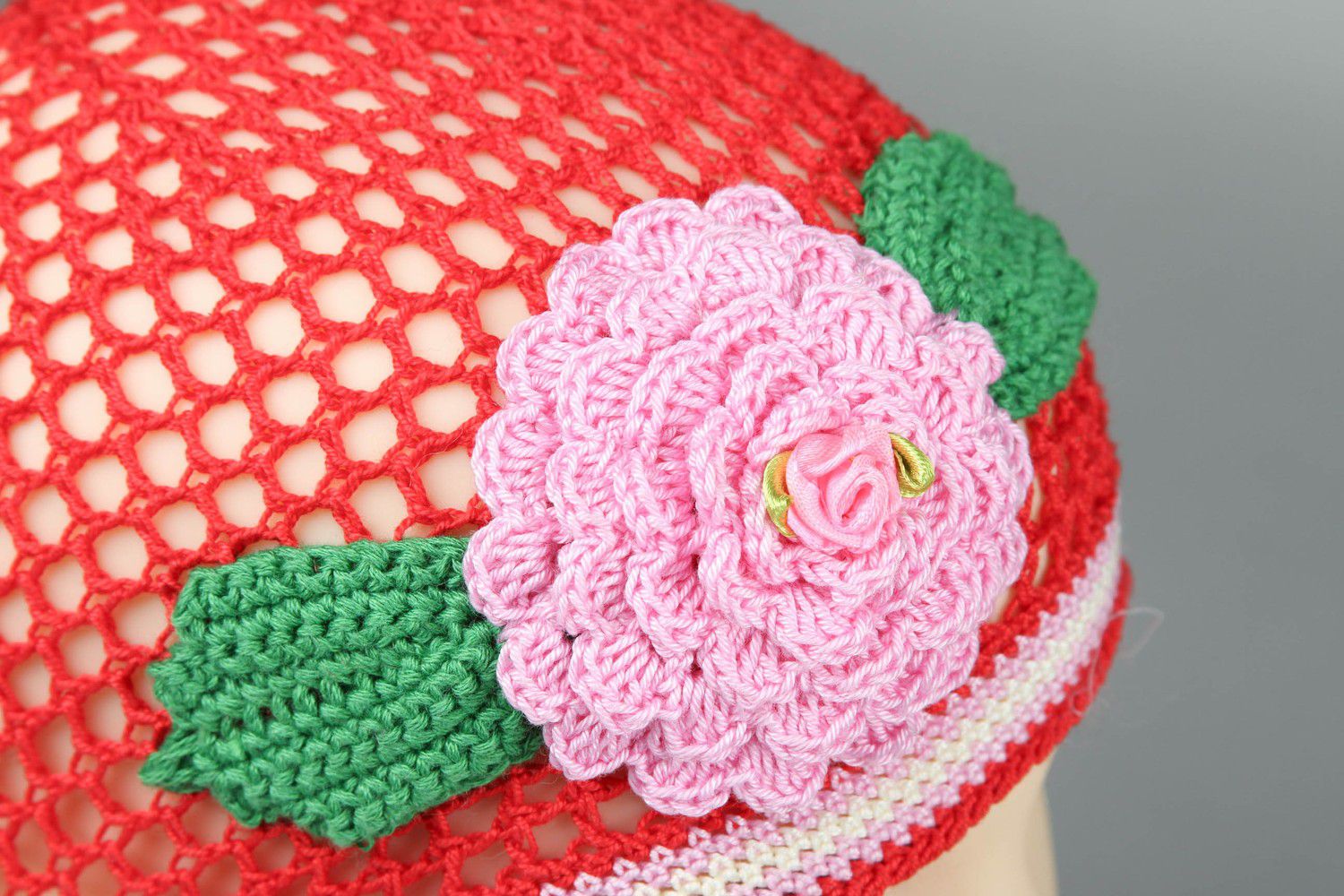 Bonnet filet en coton rouge avec fleur taille M photo 1
