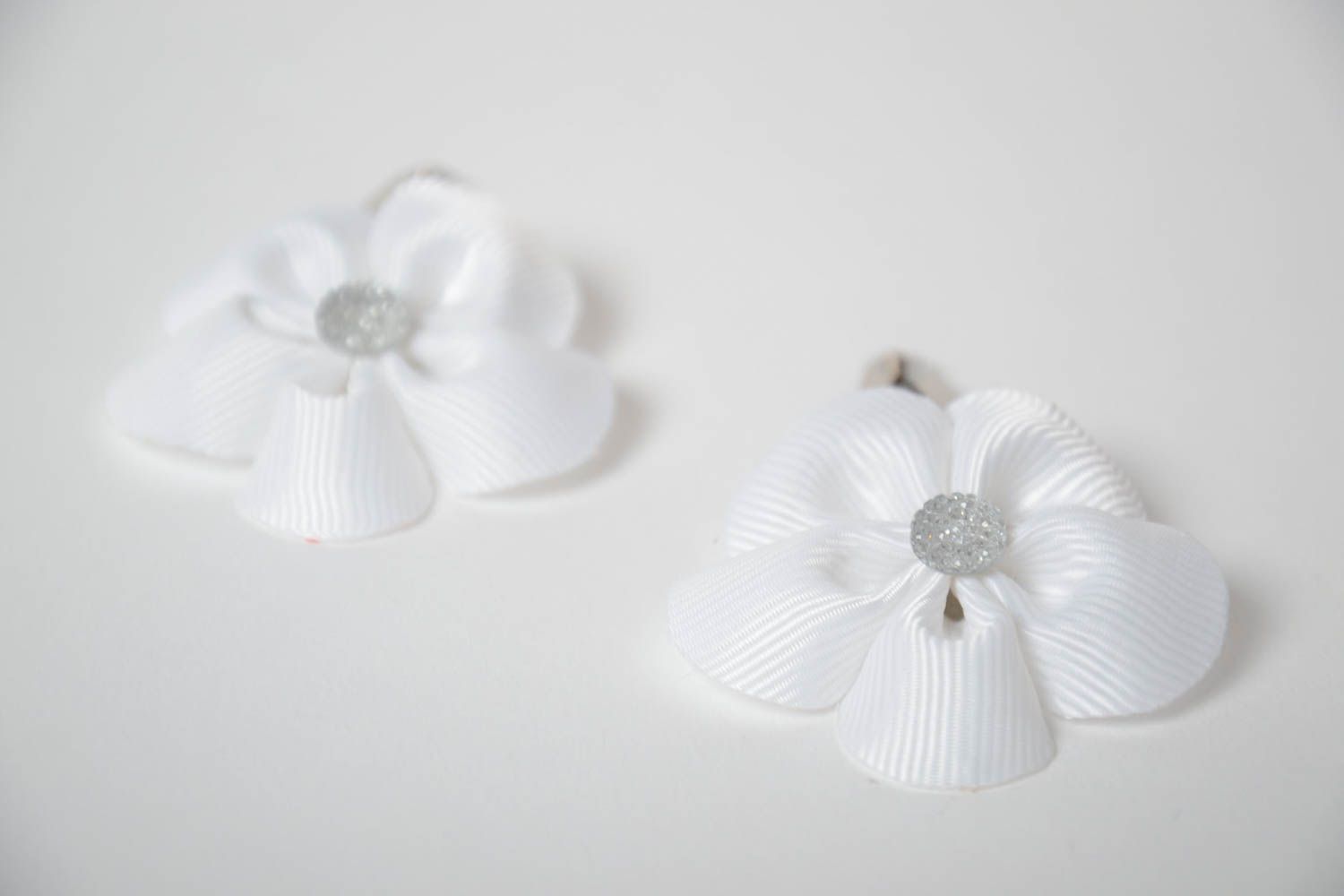 Weiße handmade Blumen Haarklammern Set aus Ripsbändern 2 Stück für Mädchen foto 5