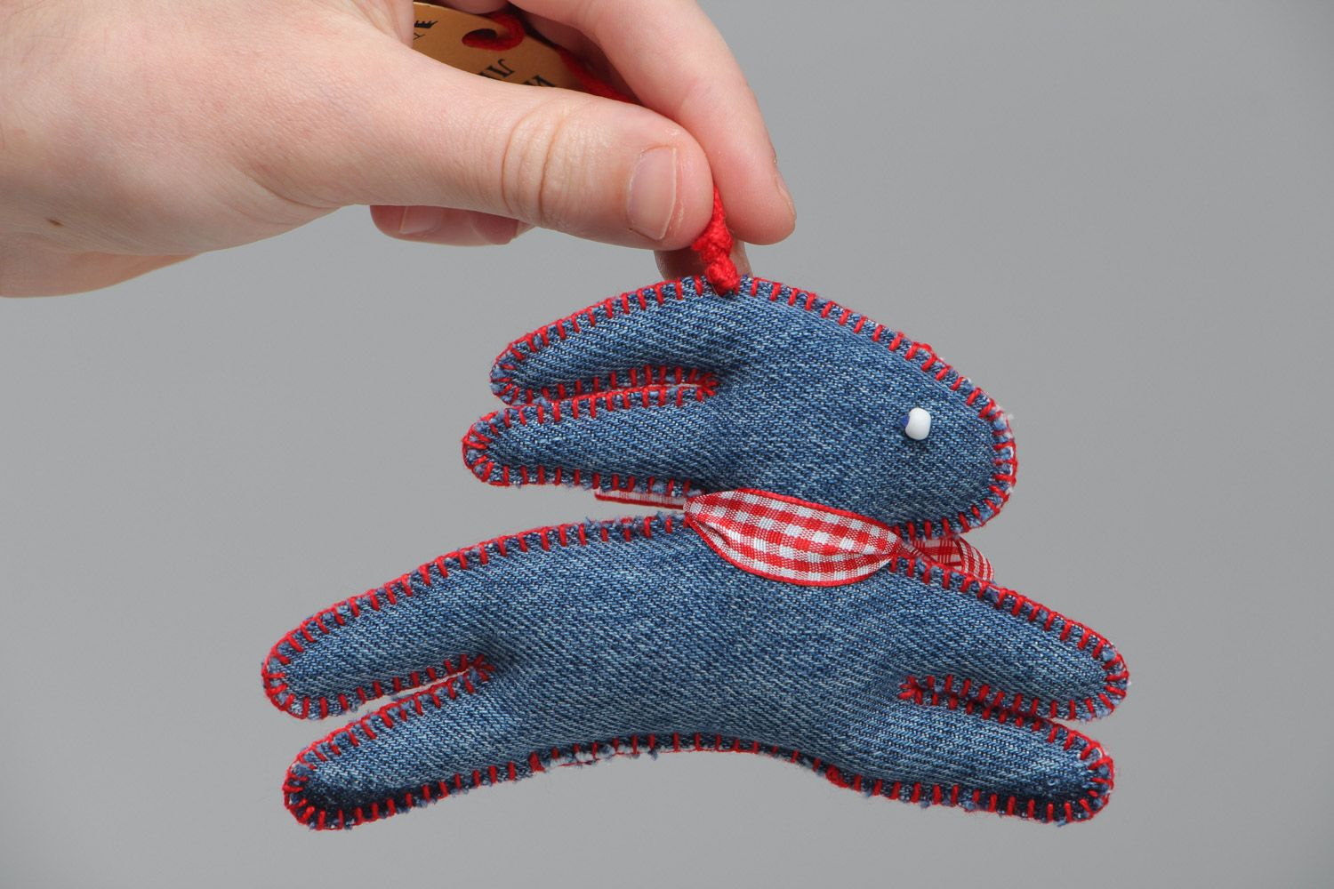 Handgemachtes kuscheliges Spielzeug aus Stoff Hase mit Schleife für Dekoration zu Ostern foto 5