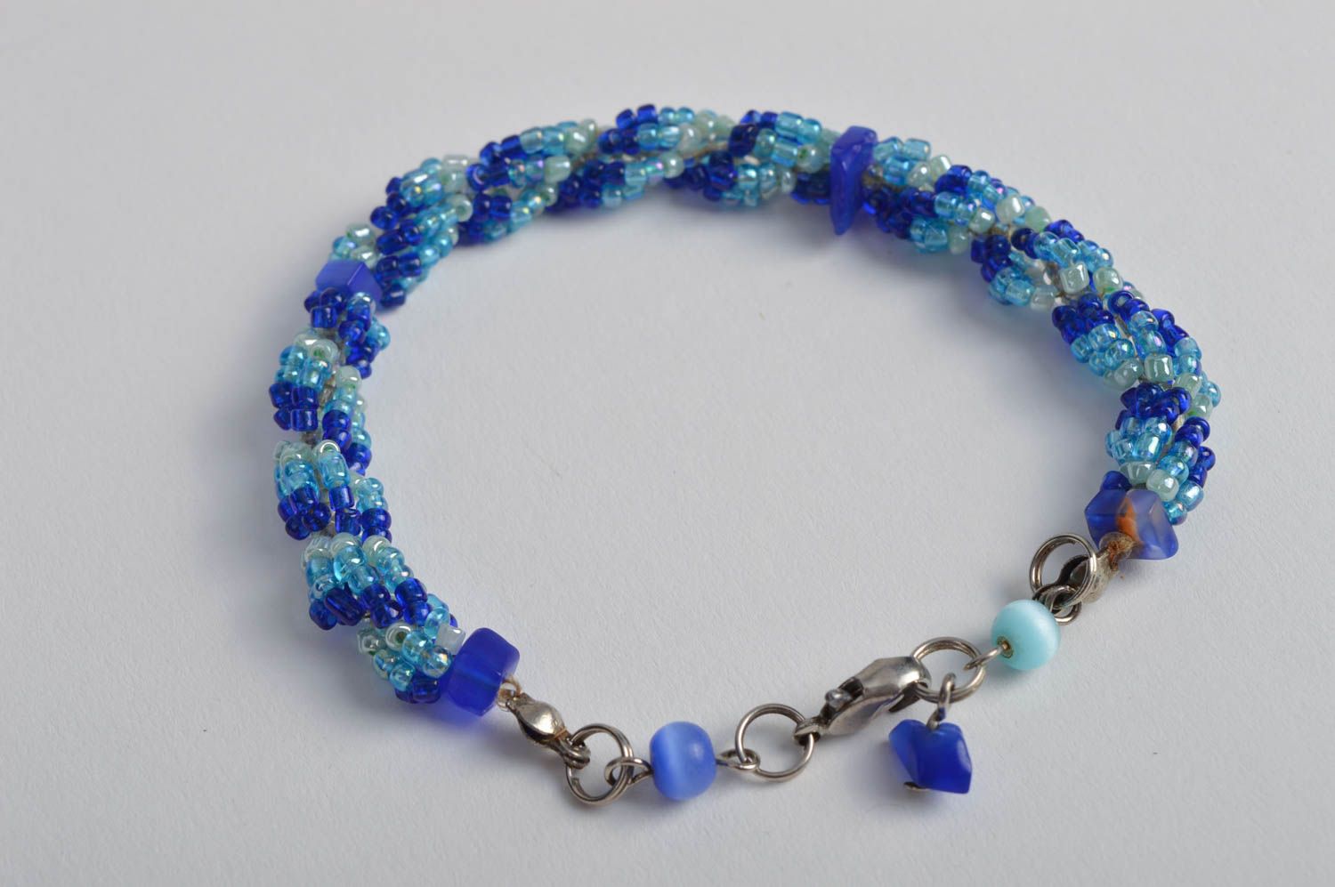 Bracelet bleu fait main Bijou fantaisie Cadeau femme en perles de rocaille photo 3