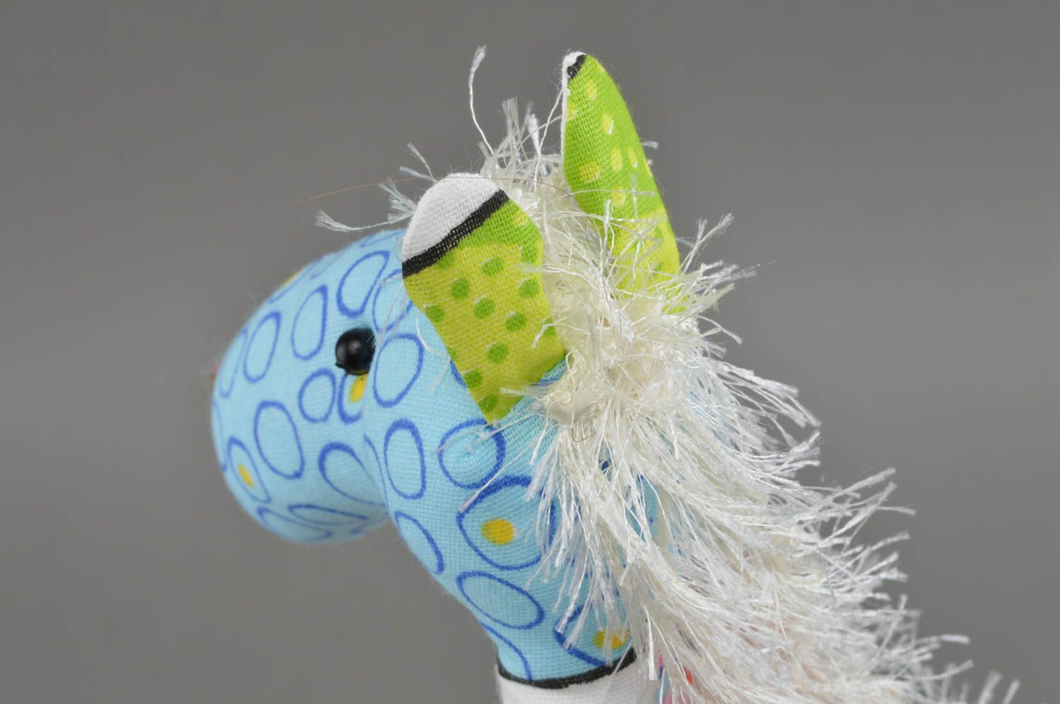Тканевая игрушка в виде лошадки разноцветная красивая небольшая ручной работы фото 4