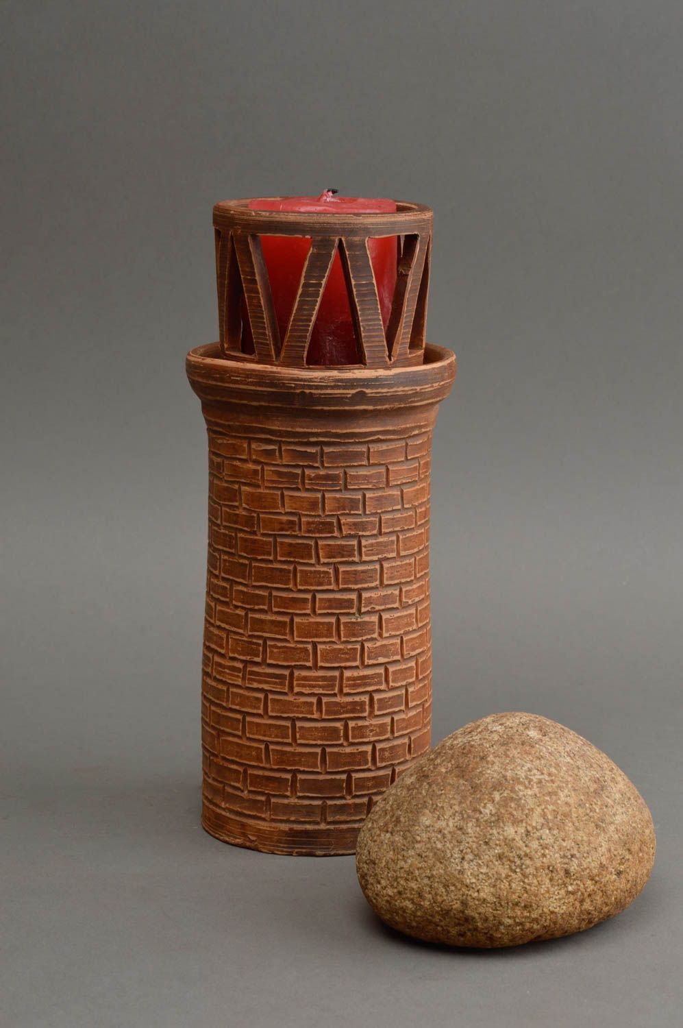 Candelero de arcilla para una vela hecho a mano alto con forma de torre foto 2
