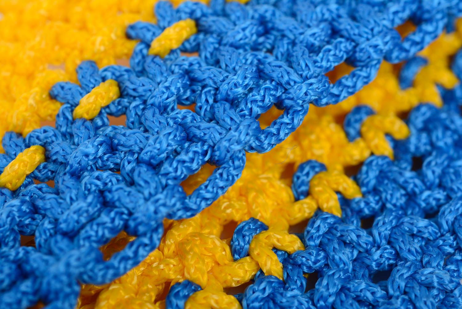 Яркий пояс в технике макраме ручной работы голубой с желтым плетеный красивый фото 5