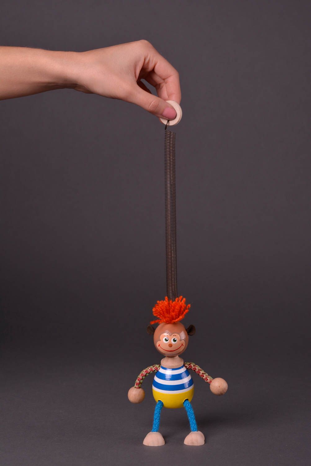 Игрушка ручной работы игрушка из дерева на пружинке подарок ребенку яркий фото 2