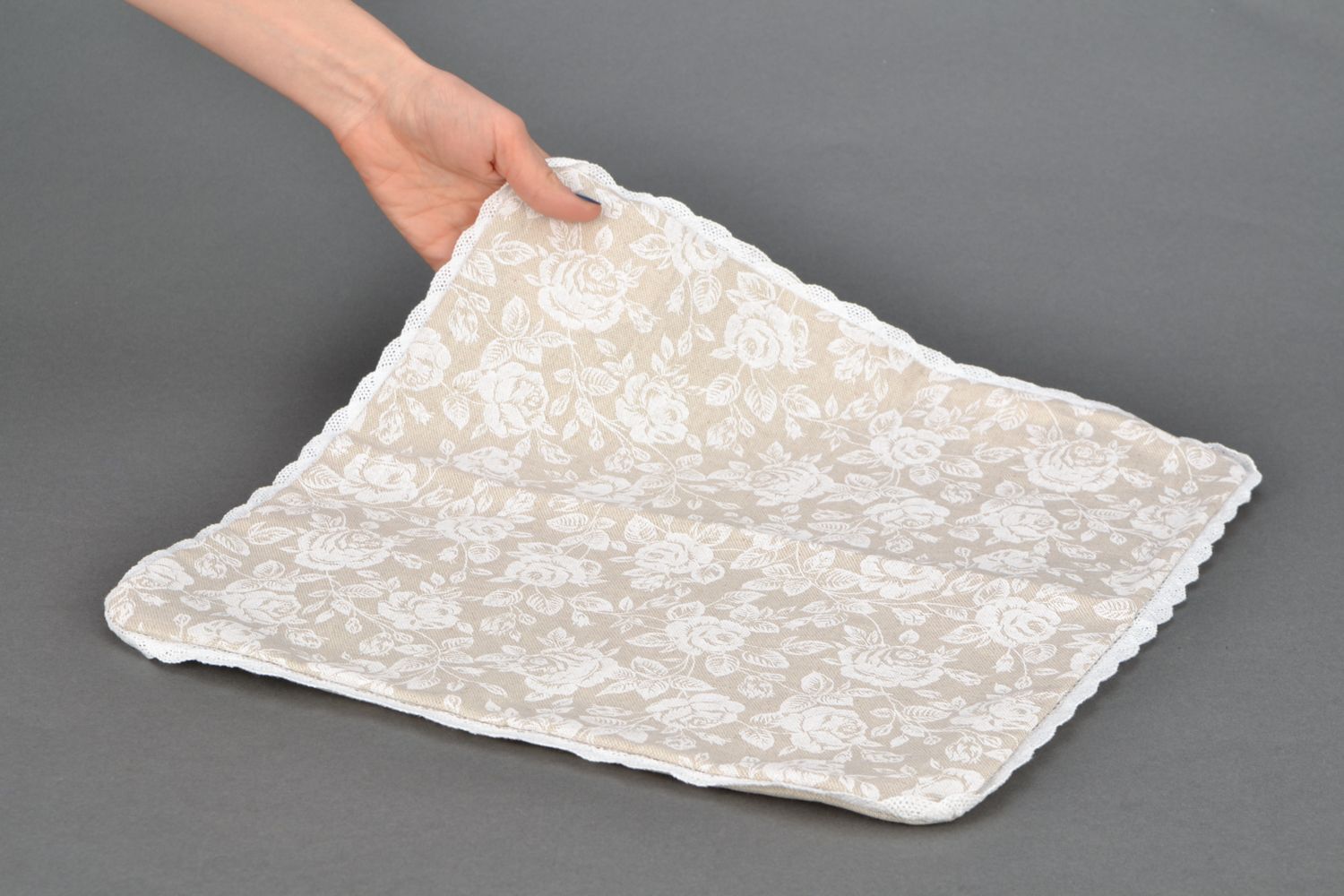 Taie d'oreiller en coton et polyamide blanche faite main carrée à motif fleurs photo 2