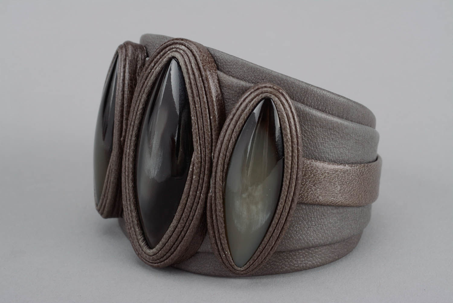 Armband aus Leder und Horn foto 1