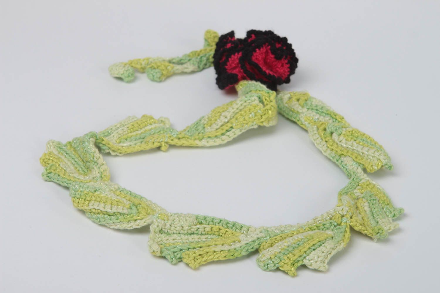 Collier textile Bijou fait main crochet vert fleur rouge noir Accessoire femme photo 4