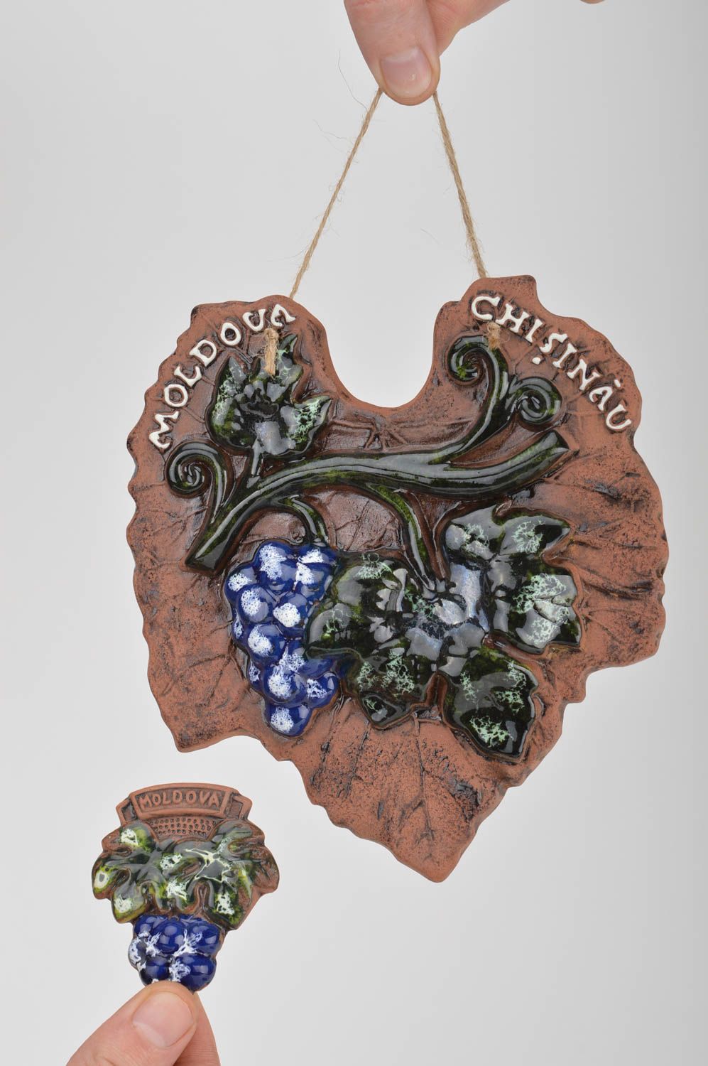 Panel decorativo con uvas e imán de nevera de arcilla artesanales bonitos foto 3