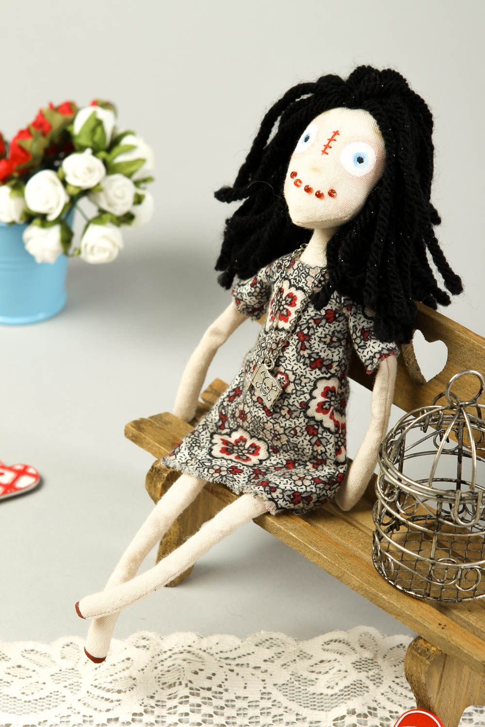 Bambola brutta in cotone fatta a mano pupazzo tessile originale e decorativo foto 1