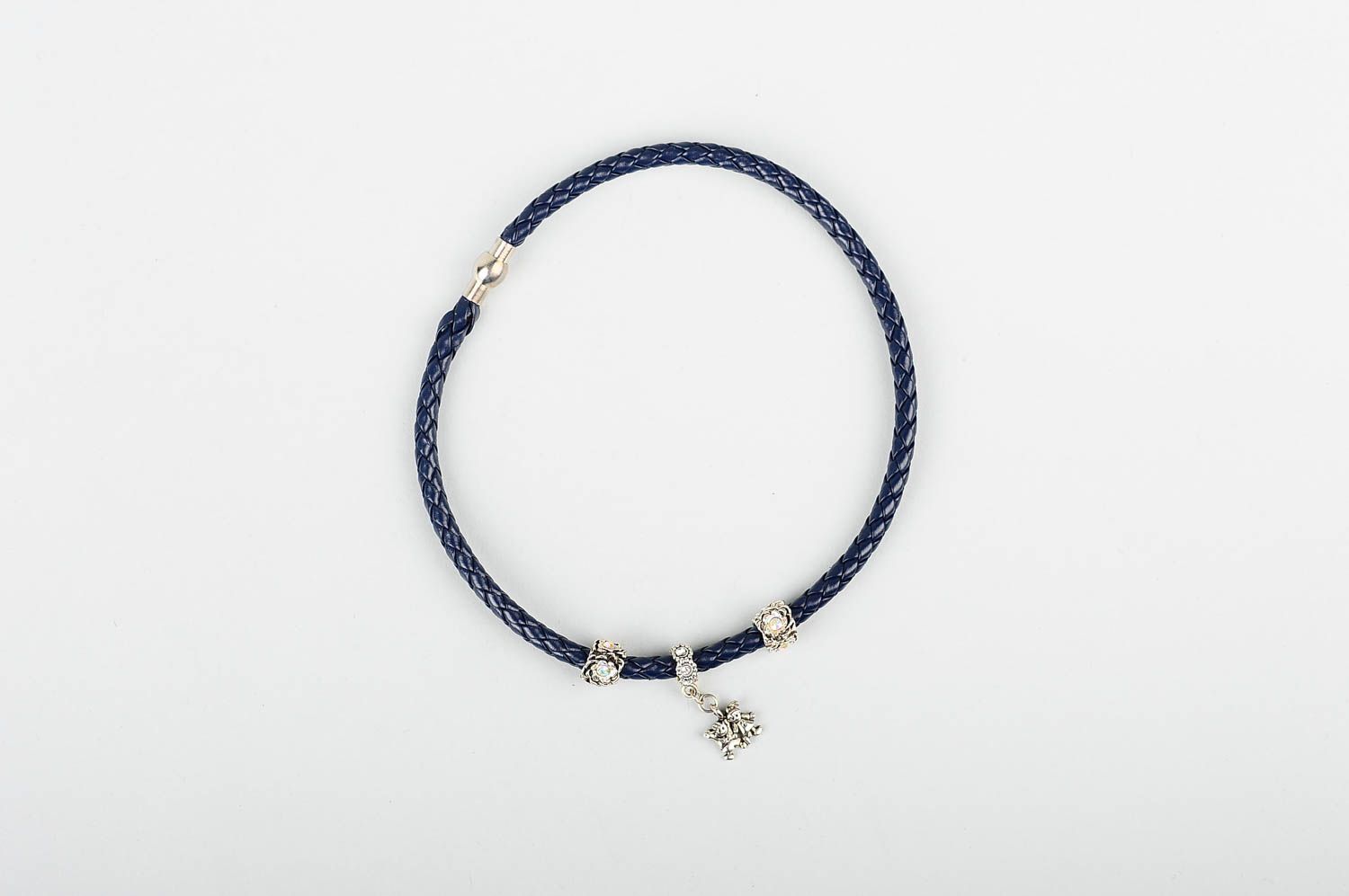 Bracelet cuir artificiel Bijou fait main bleu foncé Accessoire design cadeau photo 3