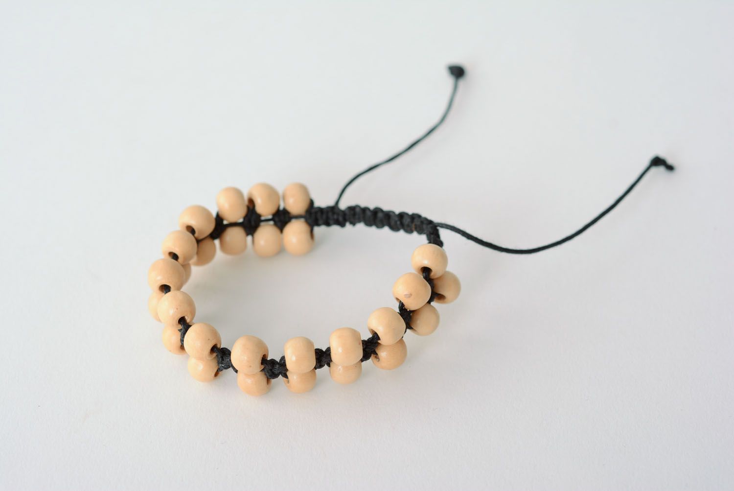 Bracelet tressé avec perles en bois photo 1