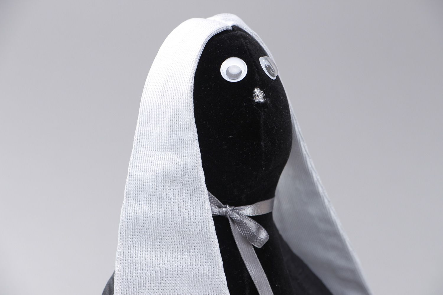 Jouet mou Lièvre en tissu coton et velours noir et blanc original fait main photo 2
