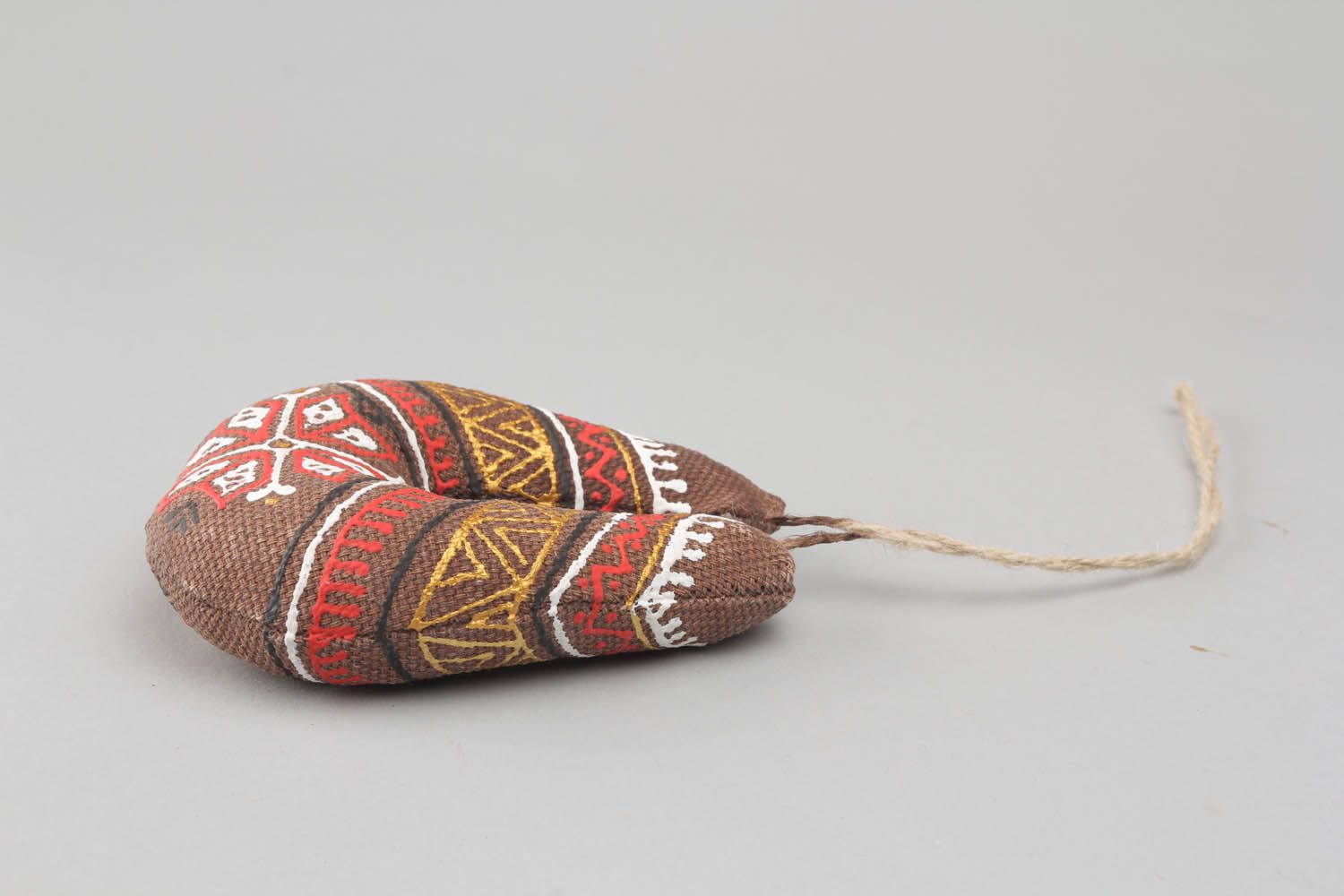 Pingente decorativo artesanal feito de tecido e preenchido com trigo mourisco Ferradura foto 1