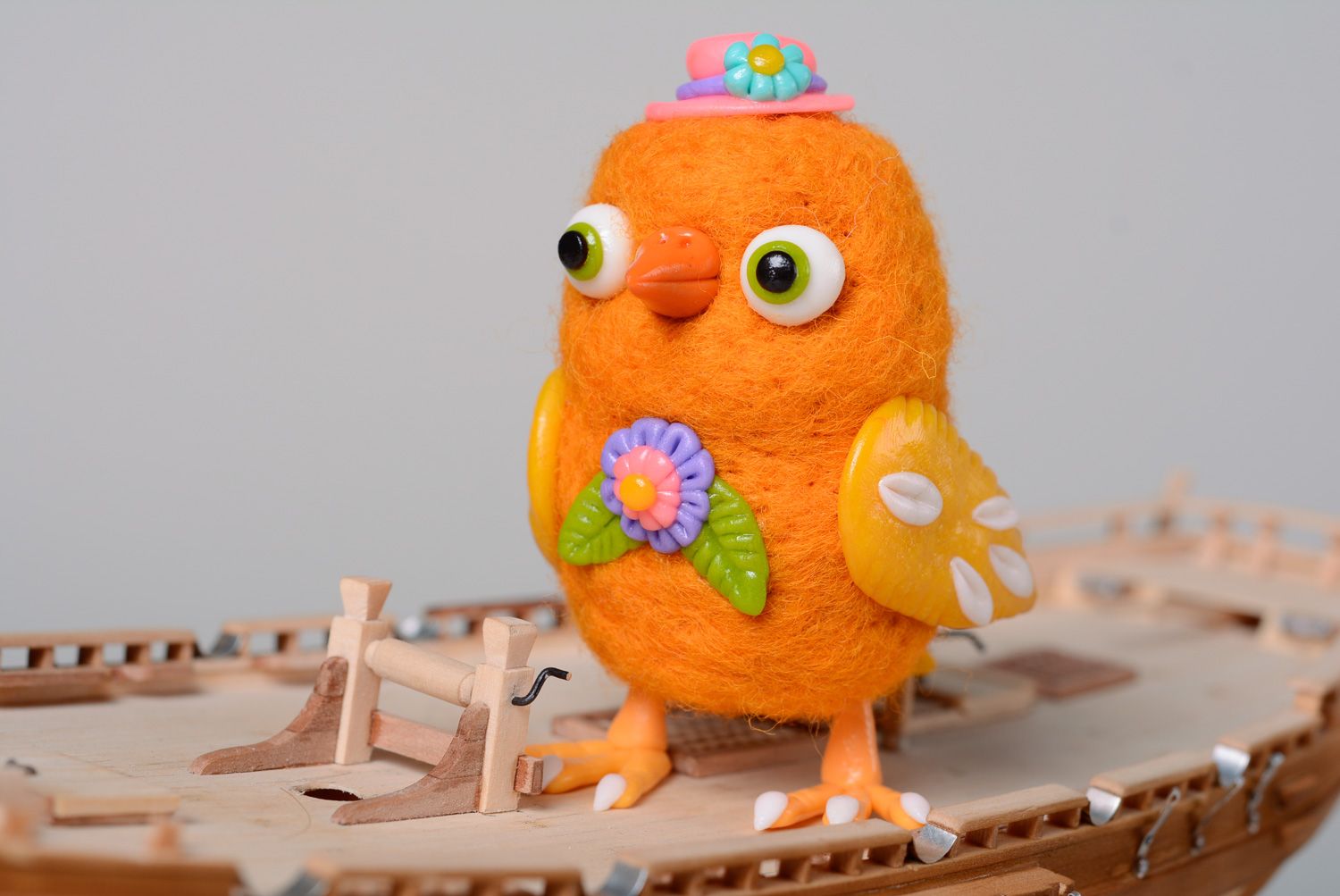 Handmade miniatur Kuscheltier Vogel orange in Trockenfilzen Technik foto 2