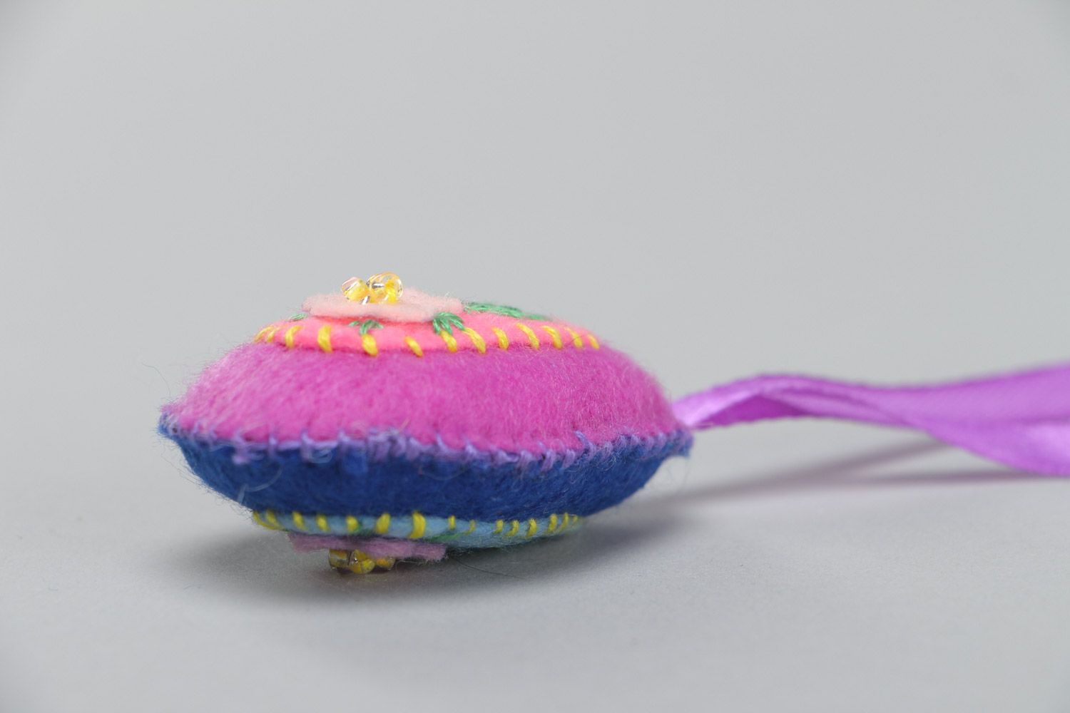 Интерьерная подвеска в виде пасхального яйца из фетра розовое ручной работы фото 3