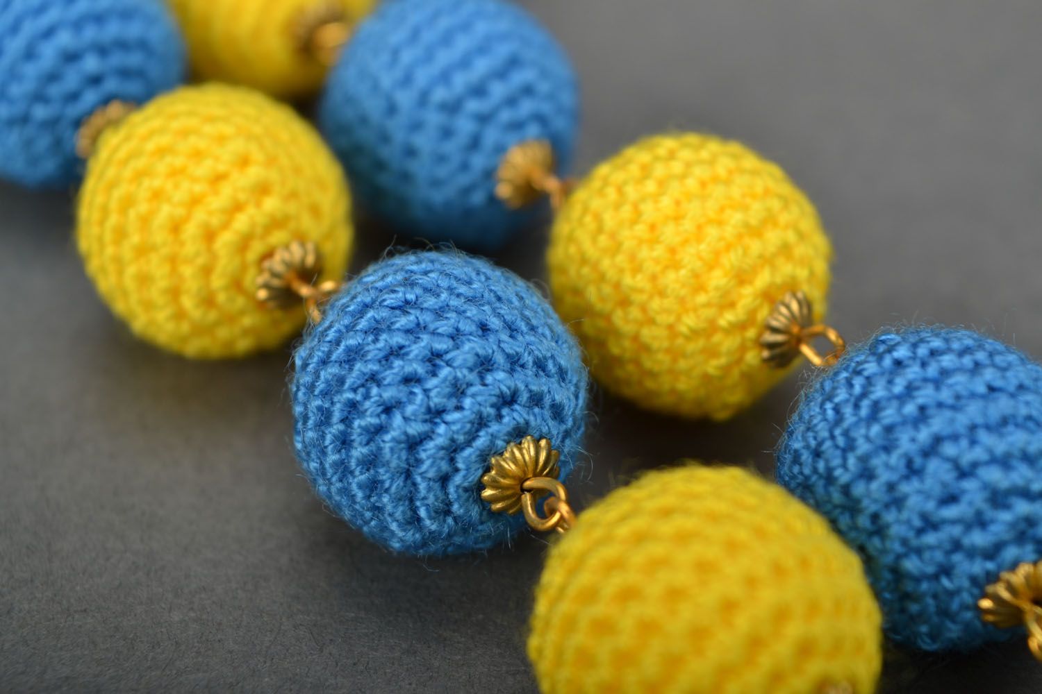 Colar em croché feito à mão com contas em cor amarelo-azul foto 4