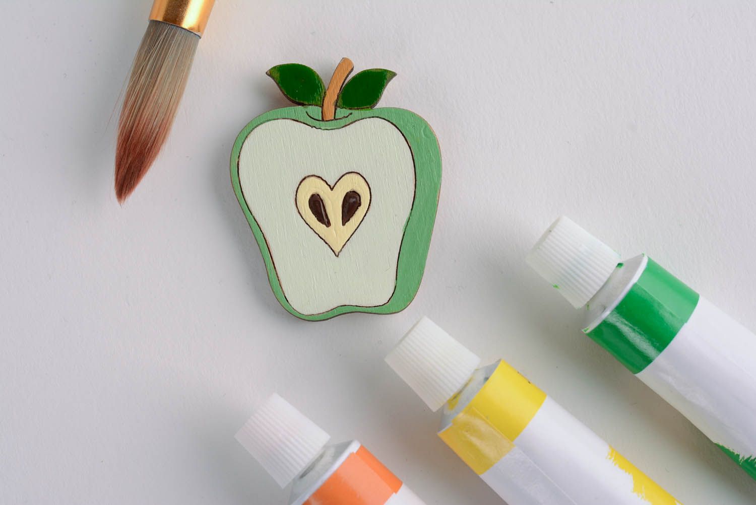Деревянный магнит на холодильник Зеленое яблоко фото 3