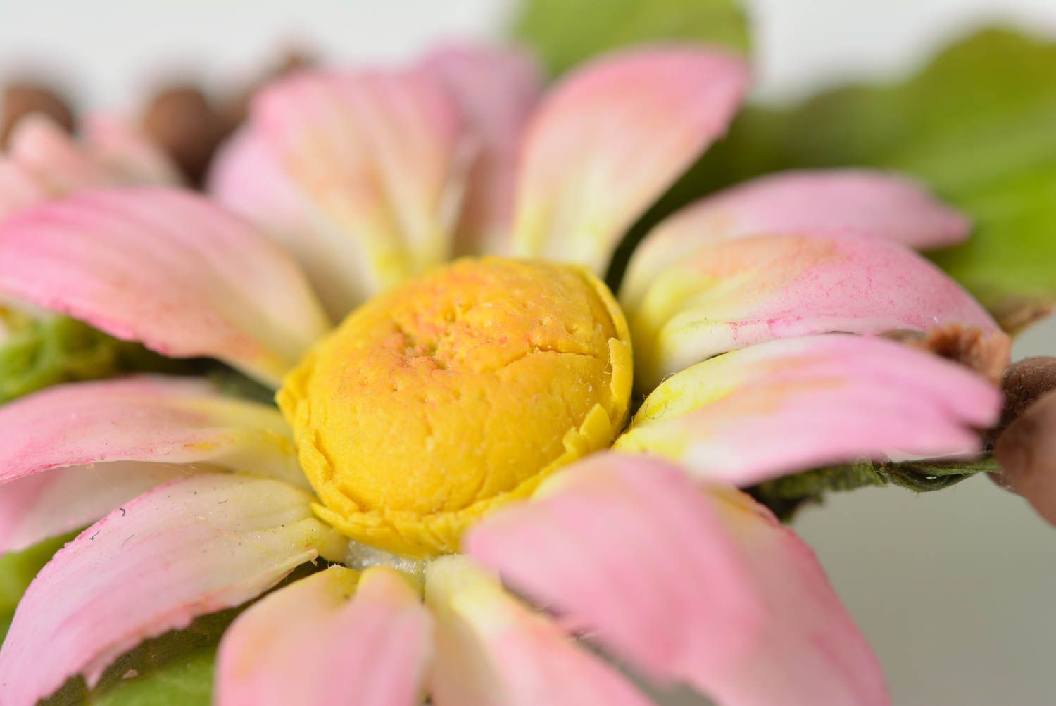 Брошь из японской полимерной глины в виде цветка ромашки с двойным креплением фото 4