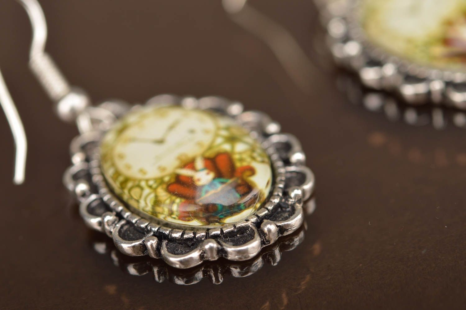 Boucles d'oreilles en métal ovales style vintage faites main Lièvre avec horloge photo 3