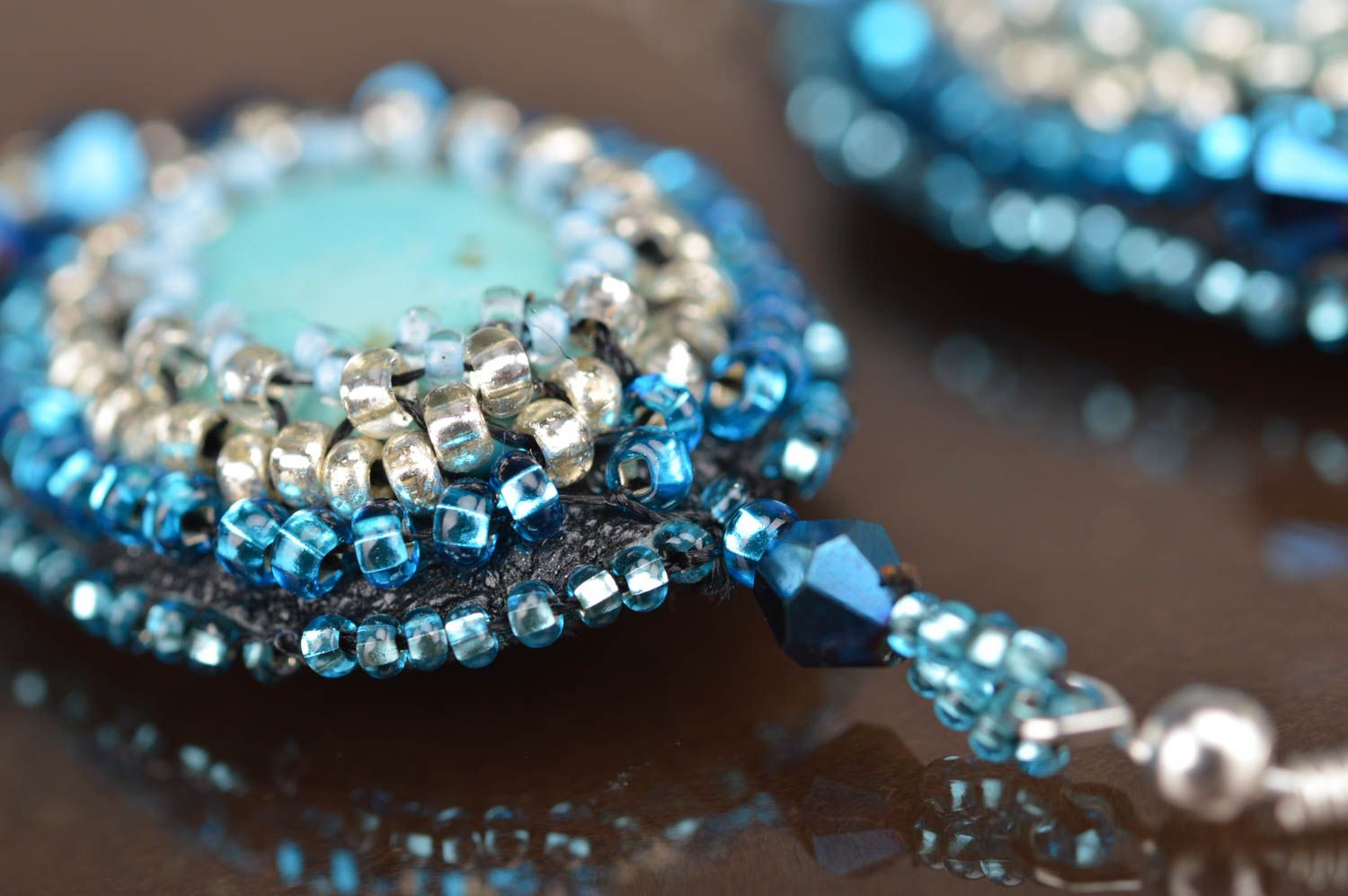 Boucles d'oreilles bleues pendantes perles de rocaille et turquoise faites main photo 3