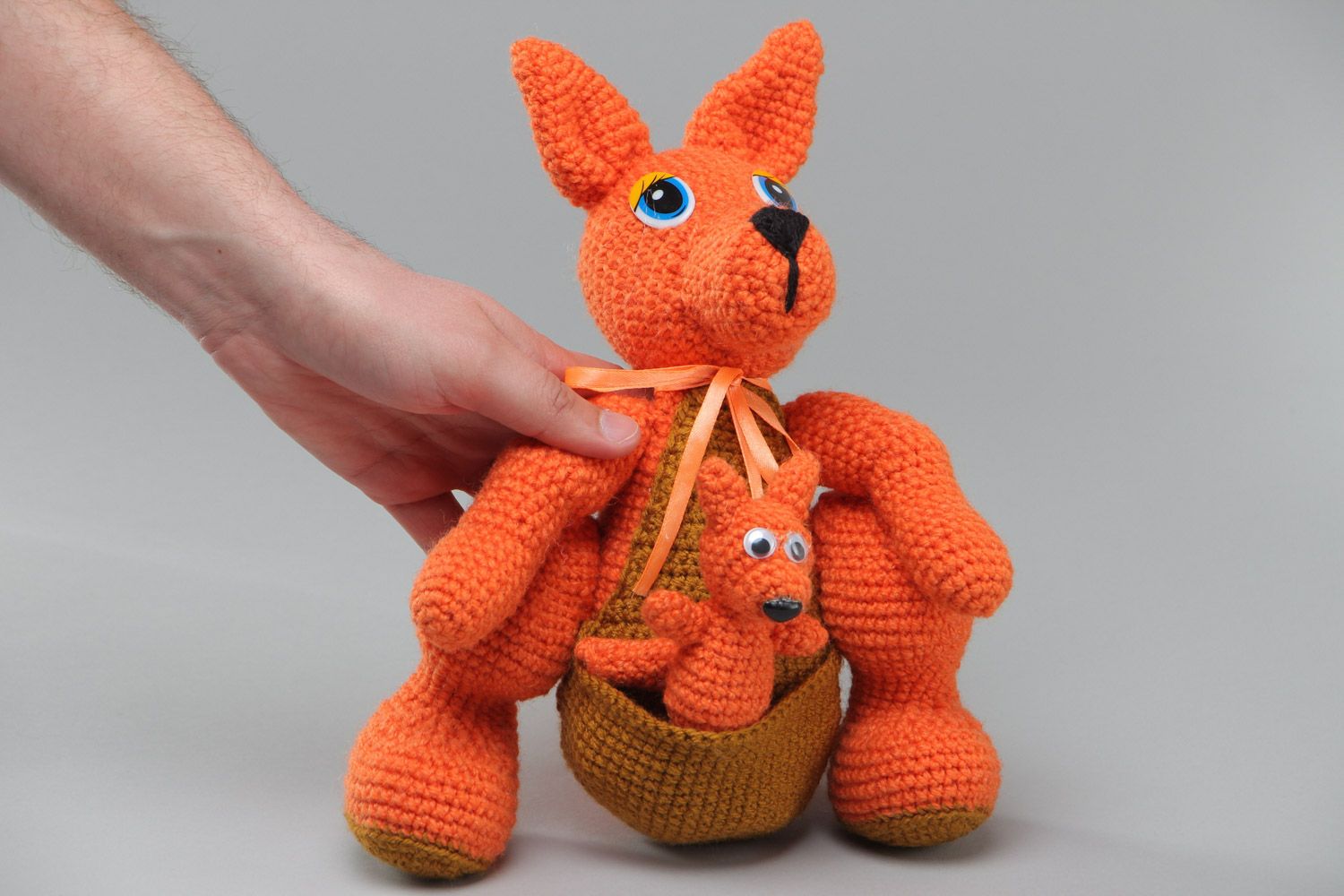 Мягкая игрушка вязаная крючком в виде кенгуру с детенышем оранжевая небольшая фото 5