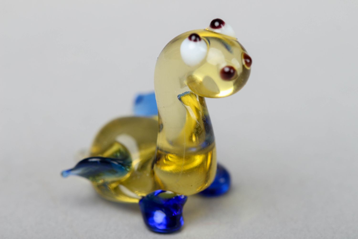 Фигурка дракона из стекла миниатюрная в технике лэмпворк фото 1
