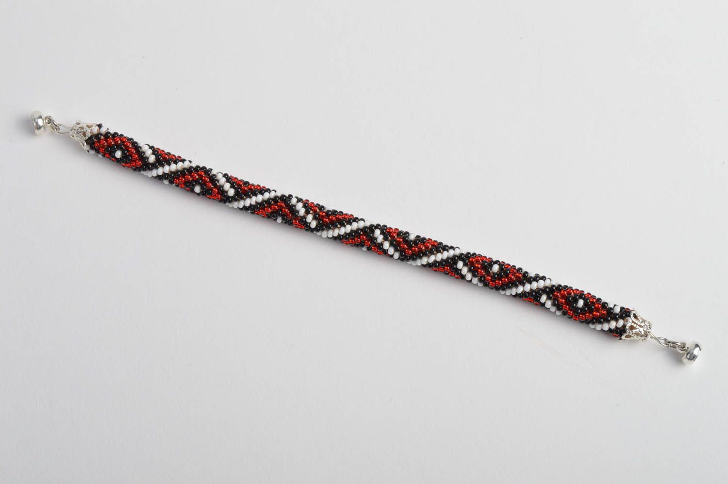 Браслет жгут из бисера чешского ручной работы черный с красным и белым фото 3