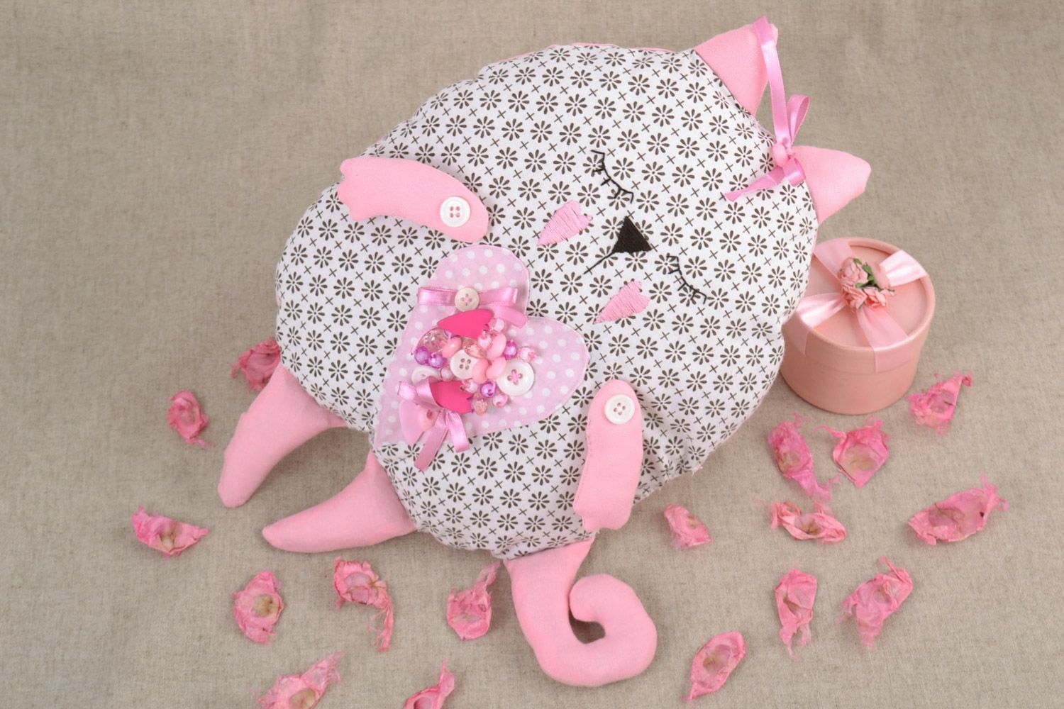 Интерьерная игрушка подушка в виде кота ручной работы серая с розовым фото 1