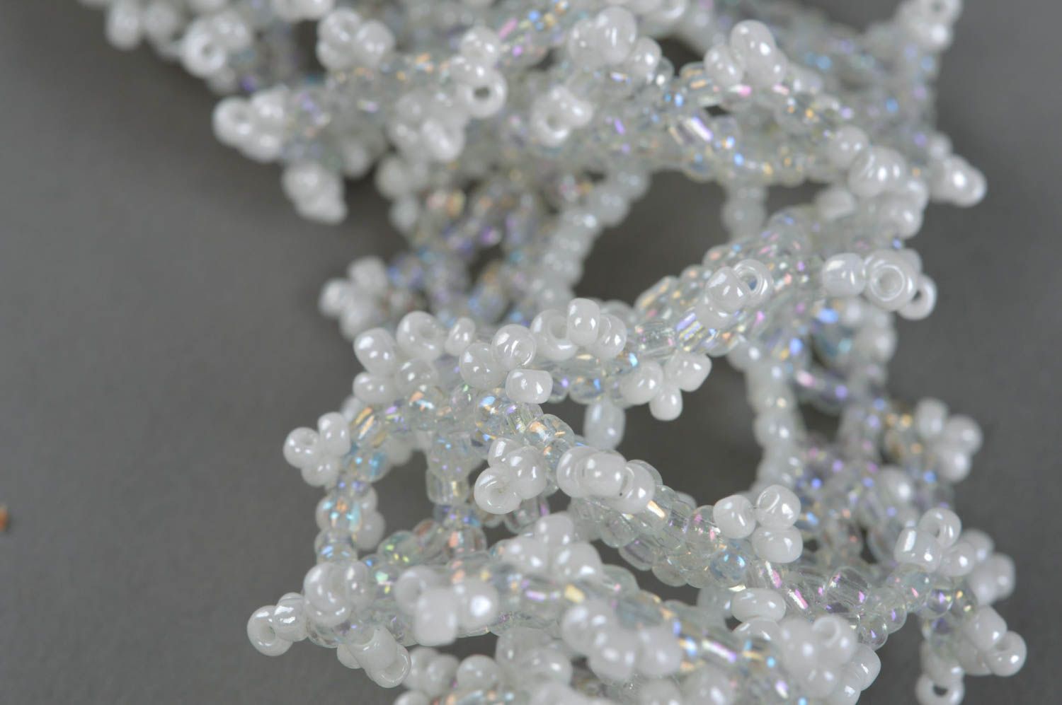 Collier blanc en perles de rocaille fait main ajouré volumineux élégant photo 4