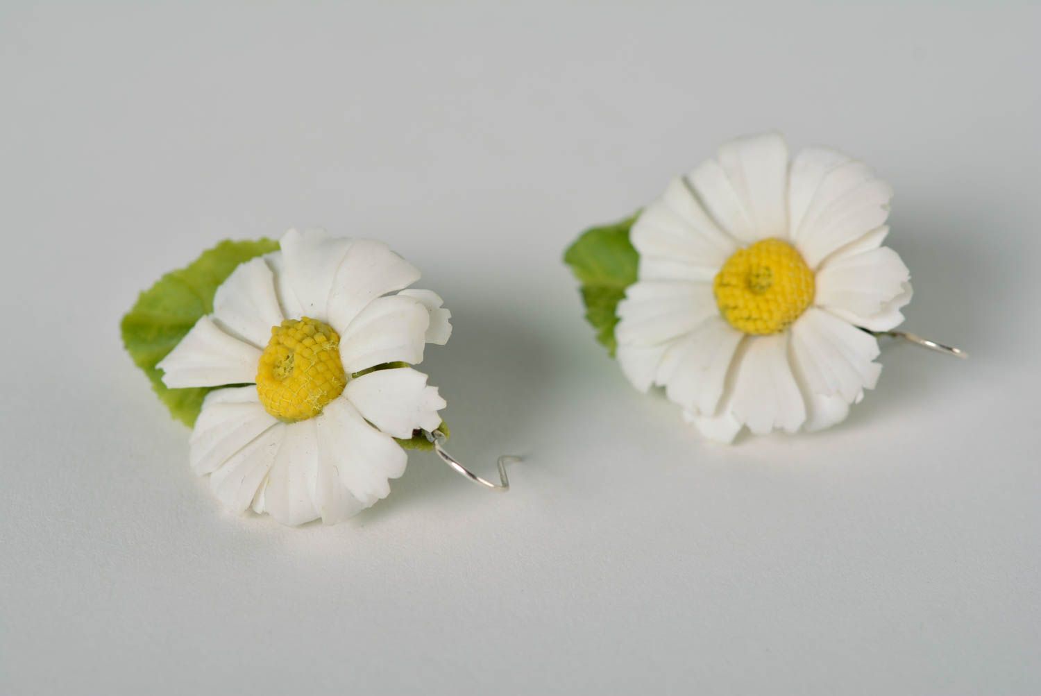 Schöne Blumen Ohrringe aus Polymer Ton Kamillen zart weiblich nett Handarbeit foto 5