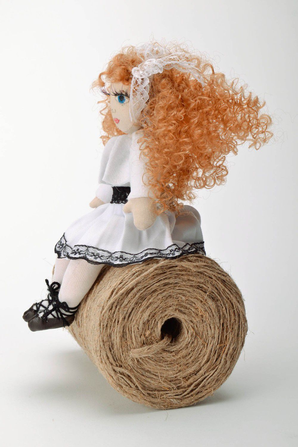 Кукла сидящая в белом платье фото 3