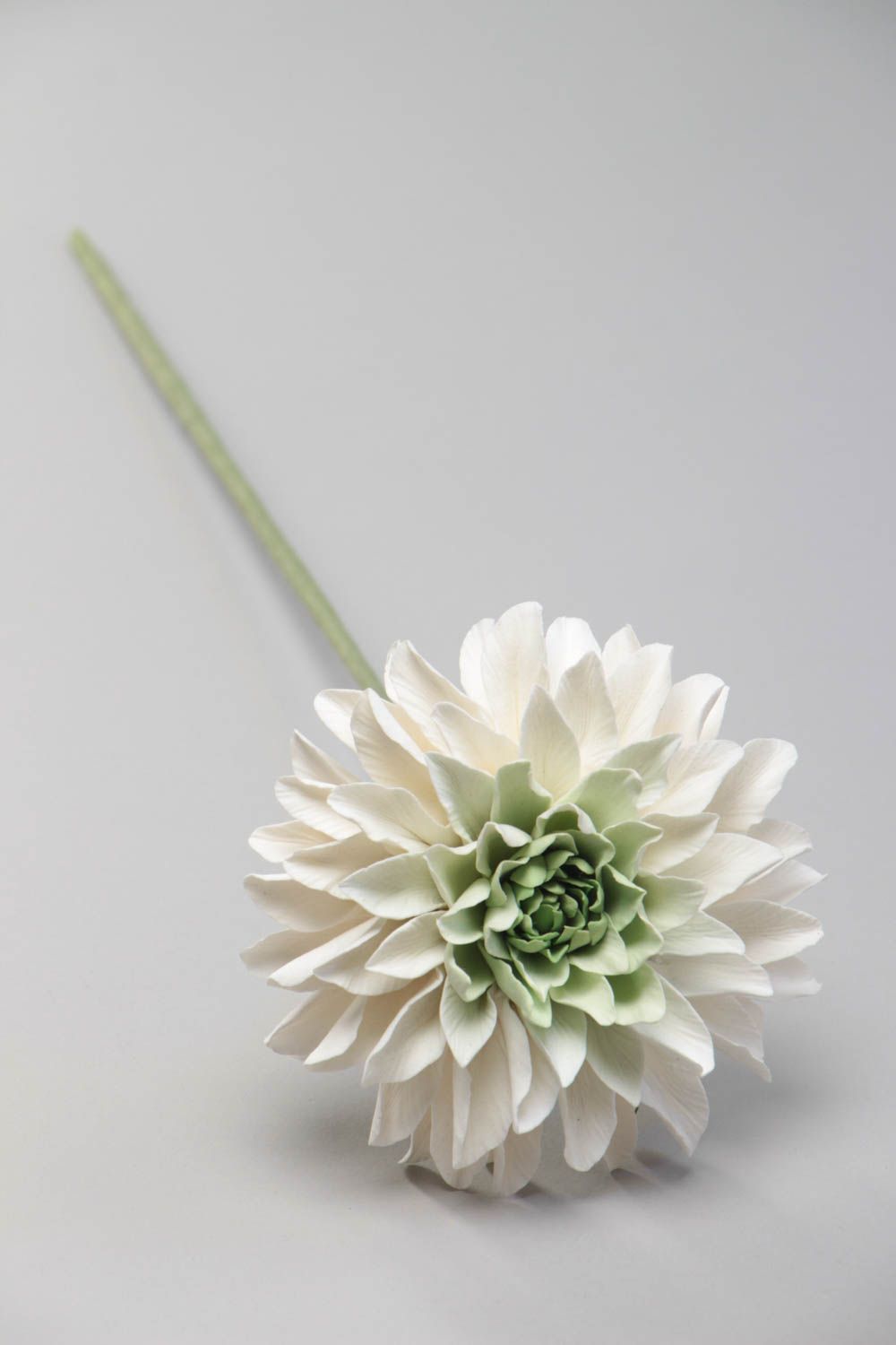 Цветок из японской полимерной глины ручной работы для дома белая хризантема фото 2