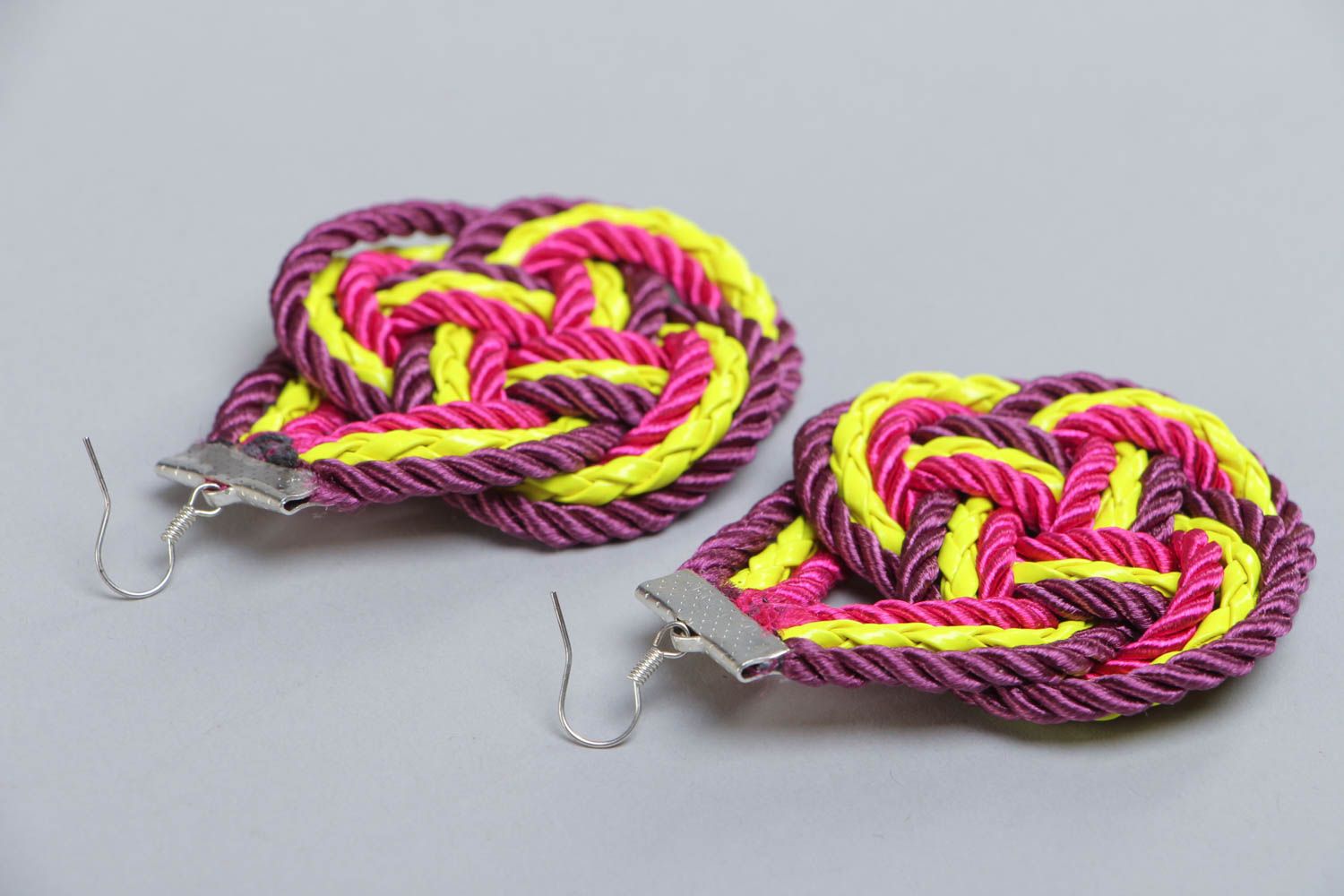 Boucles d'oreilles multicolores contrastées lacets textiles faites main photo 4