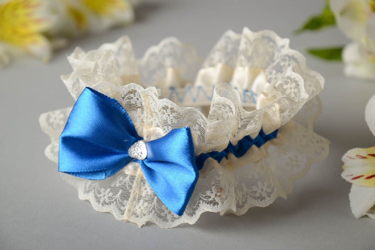 Handmade Strumpfband für Hochzeit aus Spitze und Atlasband in Weiß und Blau  foto 1