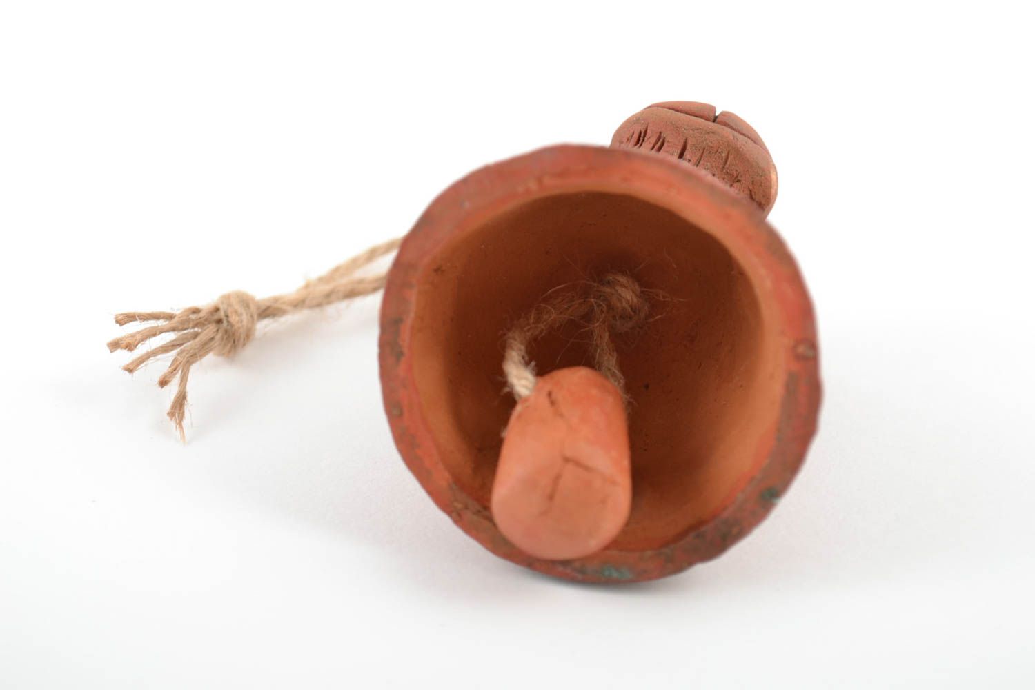 Коричневый колокольчик из красной глины ручной работы оригинальный с петелькой фото 3