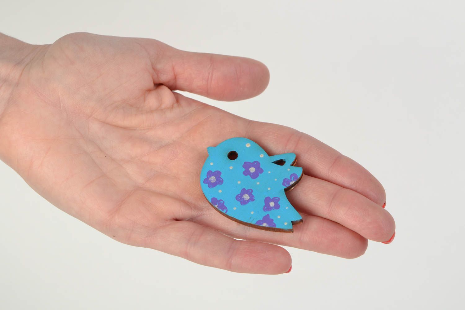 Blaue kleine nette handgemachte Brosche aus Holz mit Bemalung Piepvogel für Mädchen foto 2