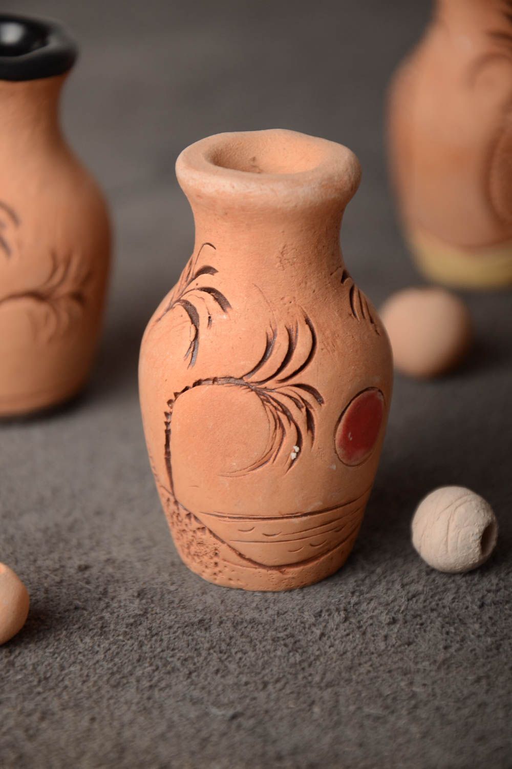 Cruche décorative miniature faite main en argile pour intérieur avec ornement photo 1