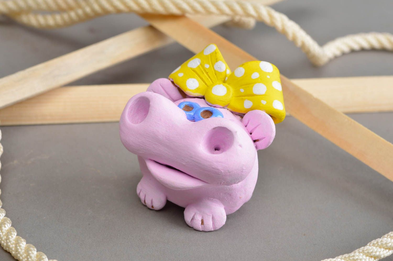 Figurine décorative faite main originale en argile souvenir Hippopotame rose photo 1