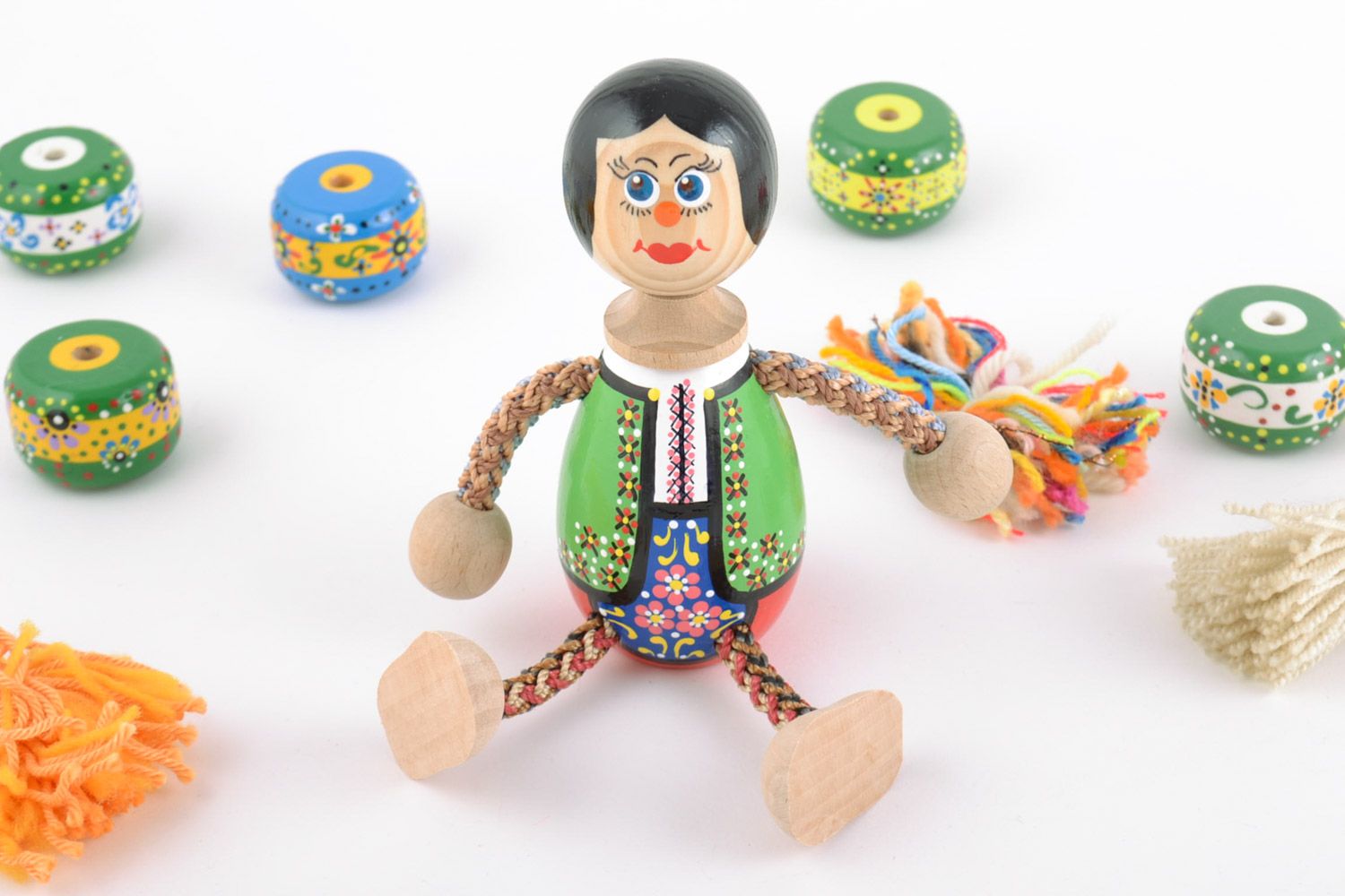 Kleines ökologisches originelles Spielzeug aus Holz Mädchen handmade foto 1