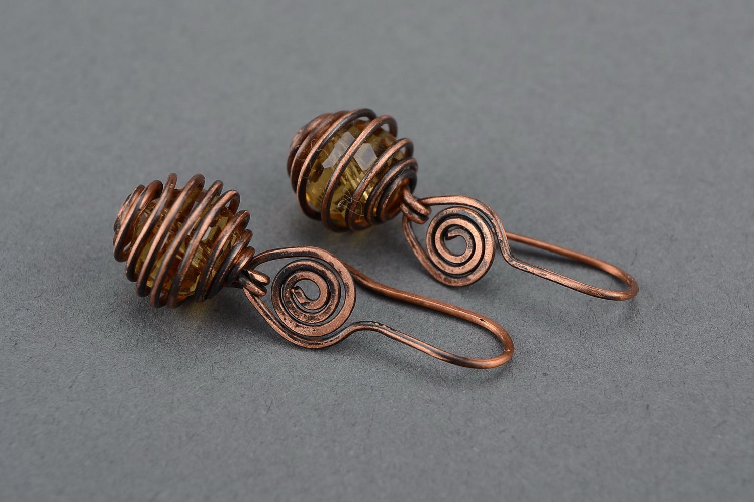 Ohrringe mit böhmischen Perlen in Wire Wrap-Technik foto 1