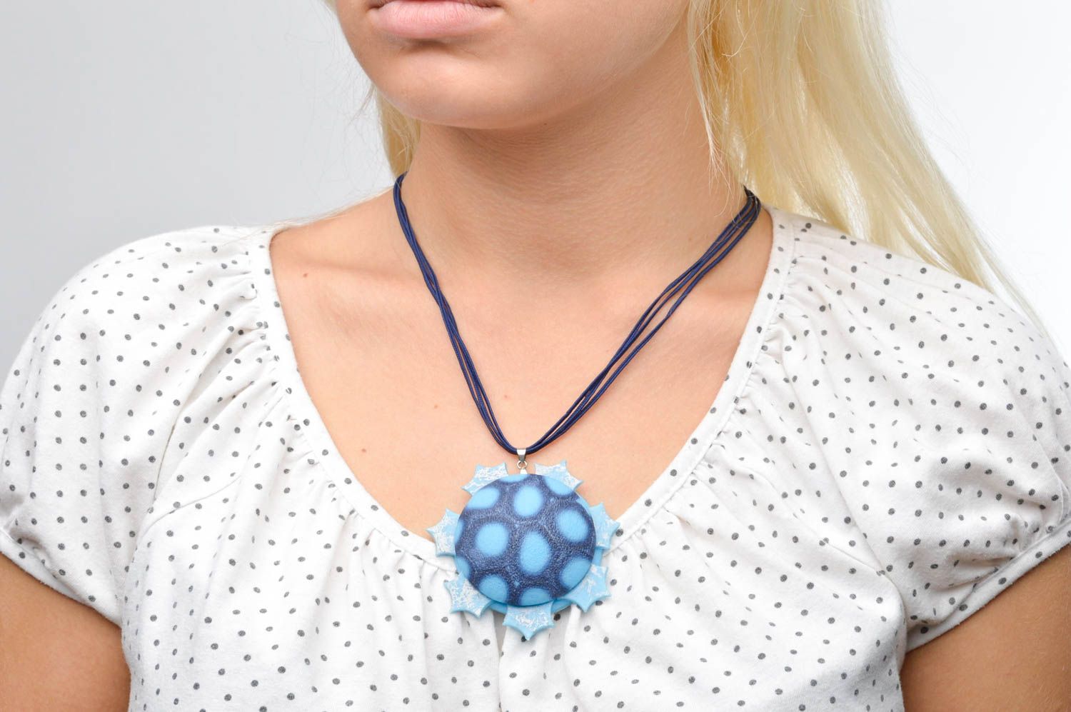 Pendentif rond Bijou fait main pâte polymère bleu Accessoire femme design photo 3