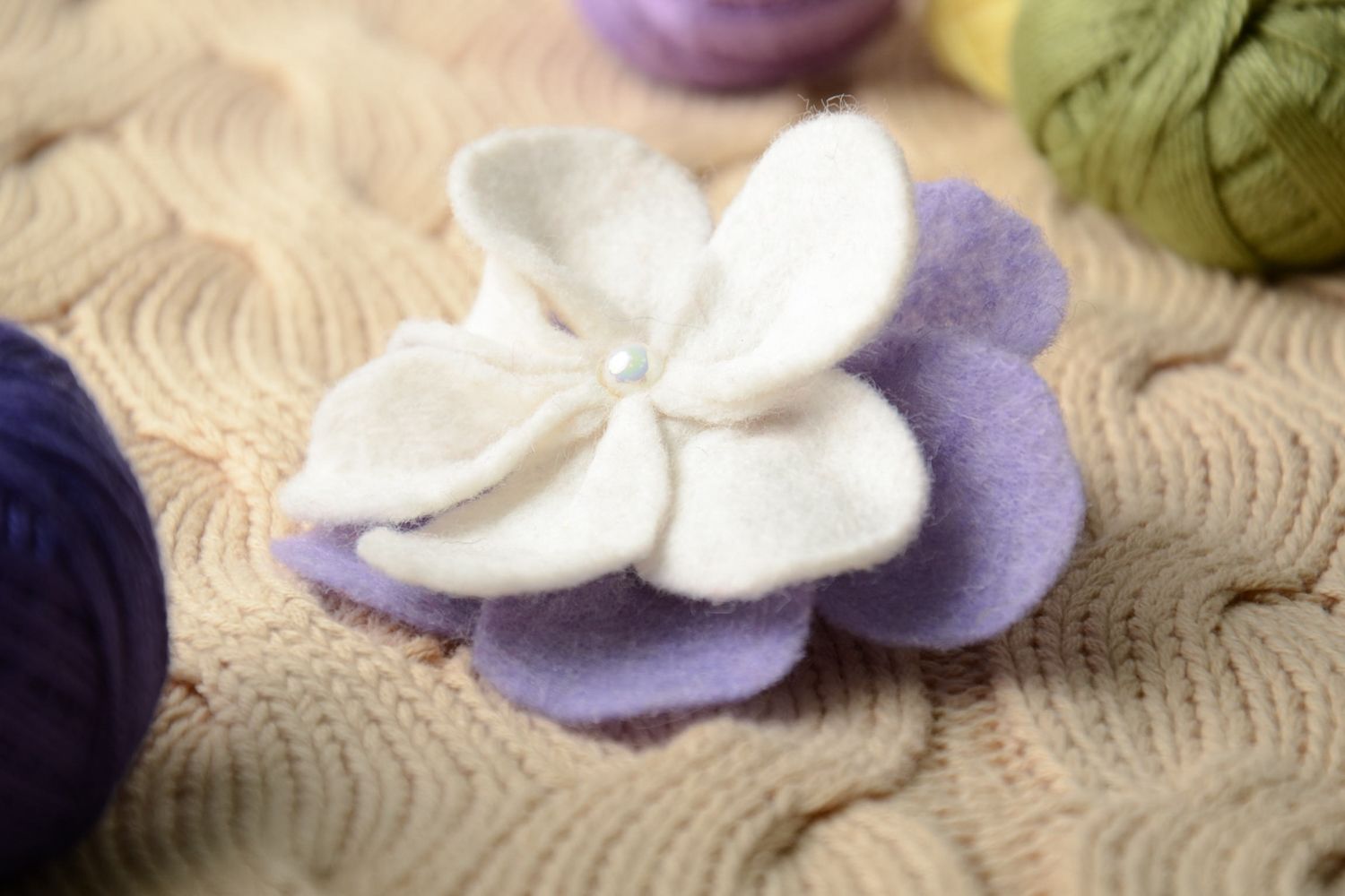 Violetter Haargummi mit Blume Zärtlichkeit foto 1