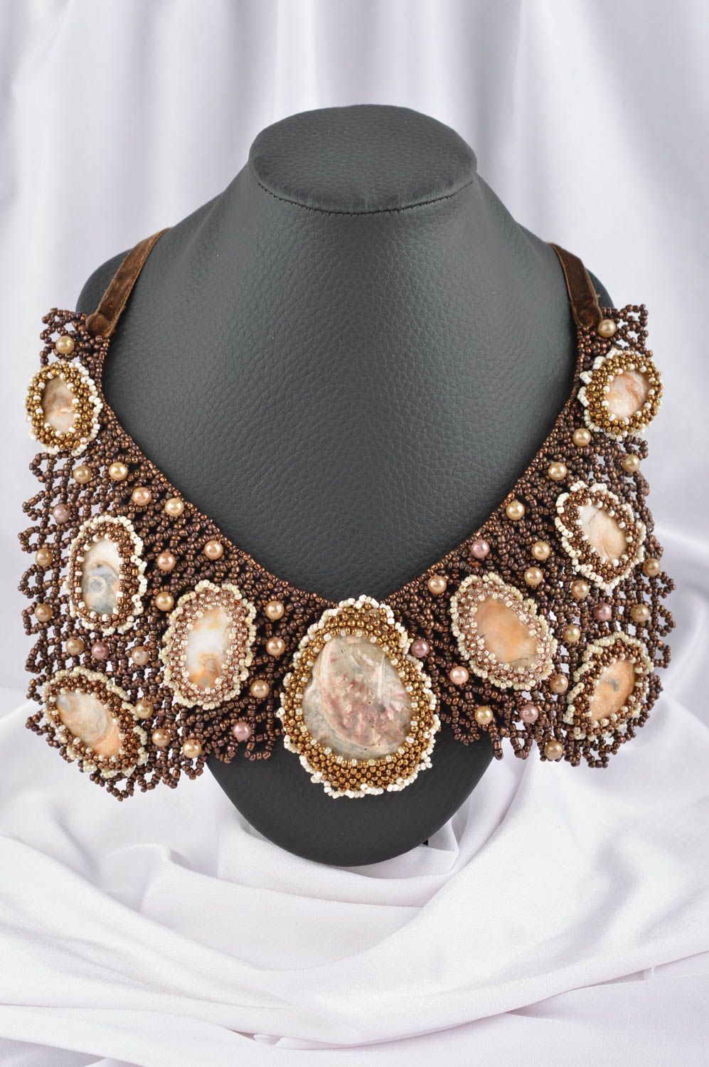 Collana di perline fatta a mano accessorio da donna con pietre marine foto 1