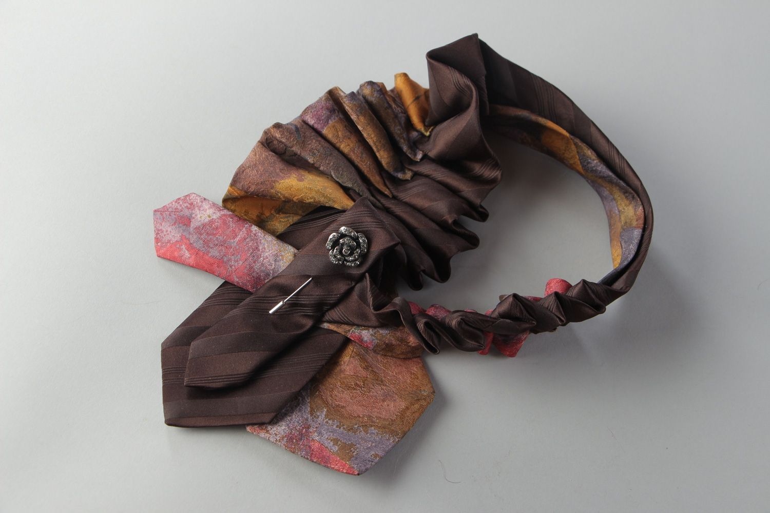 Декоративный воротник из ткани пошитый из мужских галстуков ручной работы женский фото 2