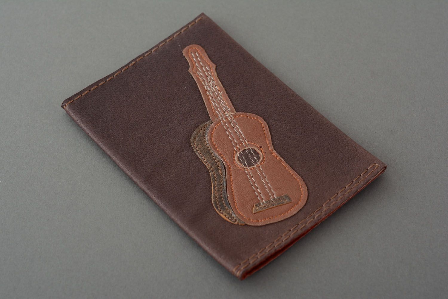 Porte-passeport en cuir naturel Guitare fait main photo 1