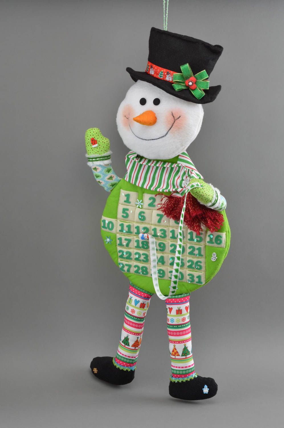Мягкий календарь в виде игрушки из ткани ручной работы Снеговик зеленый фото 1