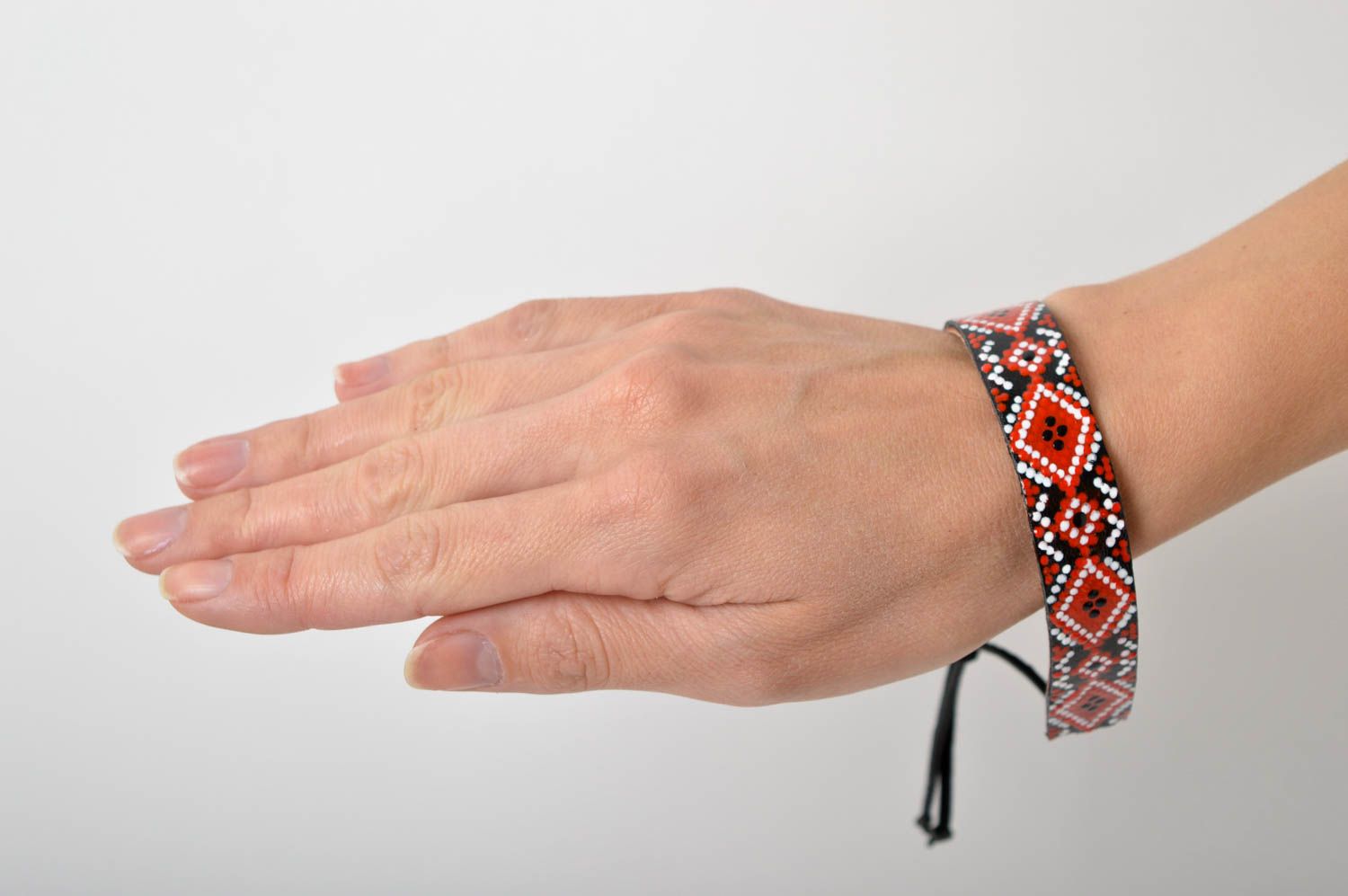 Leder Armband handgefertigt Designer Schmuck Accessoire für Frauen gemustert foto 3
