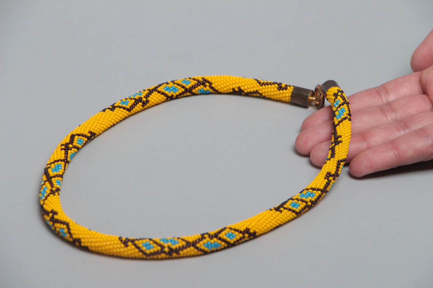 Длинный бисерный жгут ручной работы желтый с узором авторское украшение на шею  фото 5